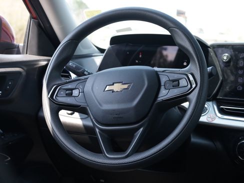 Used 2025 Chevrolet Trax LT image 7