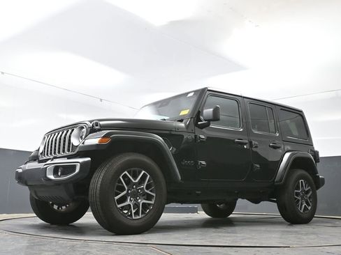 Used 2025 Jeep Wrangler Unlimited Sahara AWD/4WD image 50