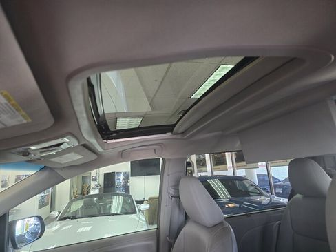 Used 2017 Toyota Sienna XLE image 36