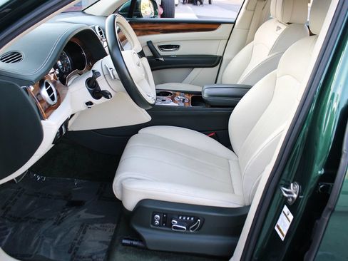 Used 2019 Bentley Bentayga AWD/4WD image 15