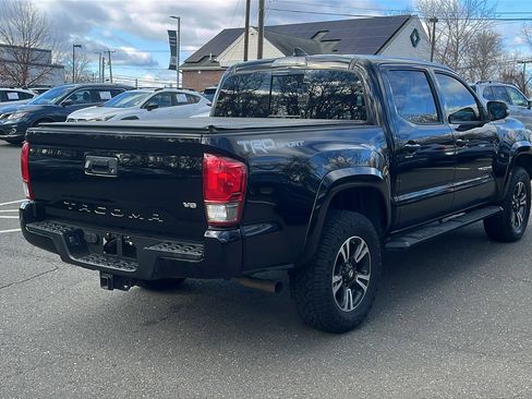 Used 2017 Toyota Tacoma TRD Sport image 7