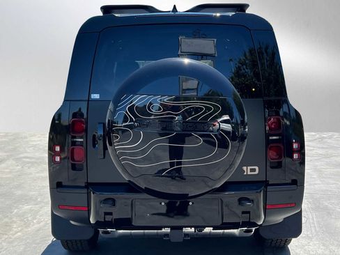 Used 2023 Land Rover Defender 130 SE image 4