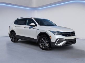 Used 2023 Volkswagen Tiguan SE w/ Panoramic Sunroof Package video 2