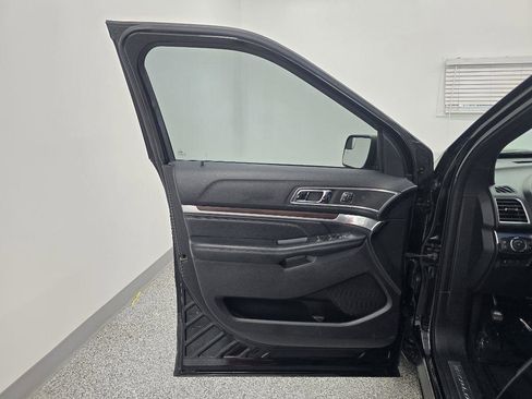 Used 2017 Ford Explorer Limited FWD image 29