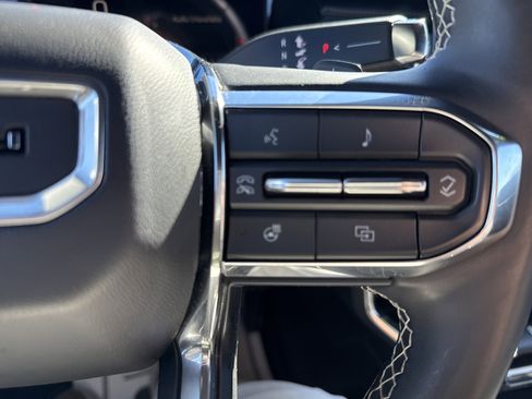 Used 2025 GMC Acadia Denali image 20