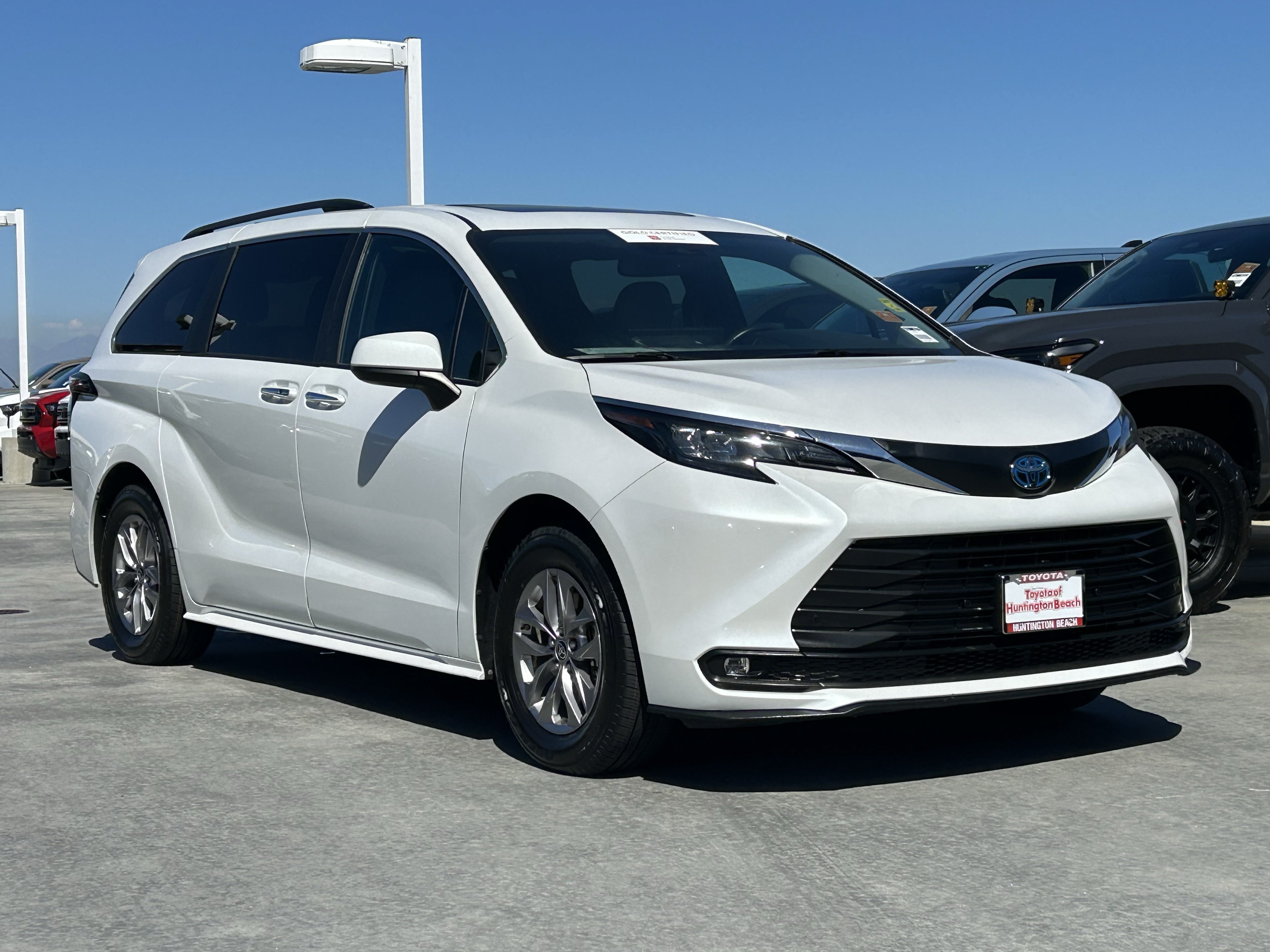 Certified 2025 Toyota Sienna XLE FWD image 2