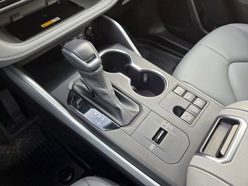 Used 2024 Toyota Highlander LE image 28