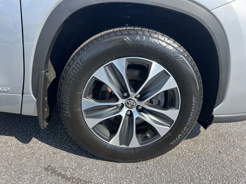 Used 2025 Toyota Highlander XLE AWD/4WD image 13