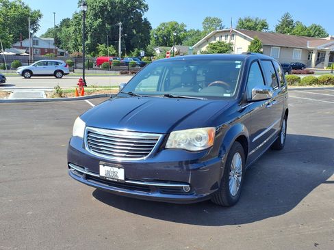 Used 2014 Chrysler Town & Country Limited w/ Luxury Group FWD image 33