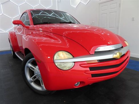 Used 2004 Chevrolet SSR w/ Preferred Equipment Group RWD image 3