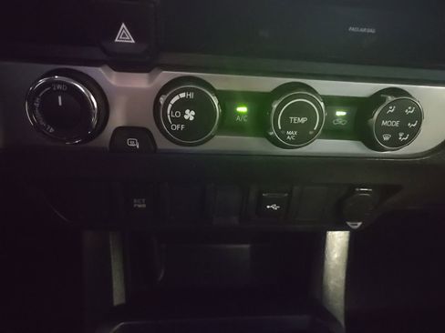 Used 2020 Toyota Tacoma SR AWD/4WD image 15