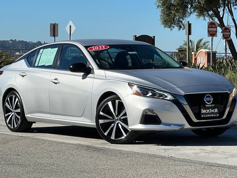Used 2022 Nissan Altima 2.5 SR image 2