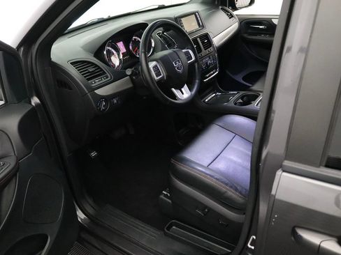 Used 2016 Dodge Grand Caravan R/T w/ Driver Convenience Group FWD image 16