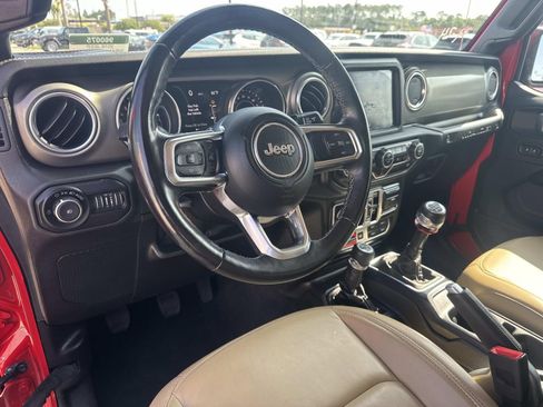 Used 2018 Jeep Wrangler Unlimited Rubicon w/ Uconnect 4C Nav & Sound Group AWD/4WD image 16