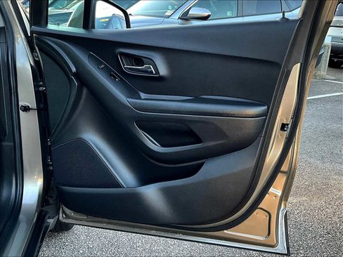 Used 2022 Chevrolet Trax LT w/ LT Convenience Package image 12