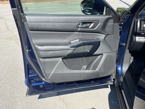 Used 2025 Nissan Pathfinder SV FWD image 19