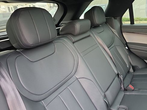 New 2025 Land Rover Range Rover Sport SE image 18