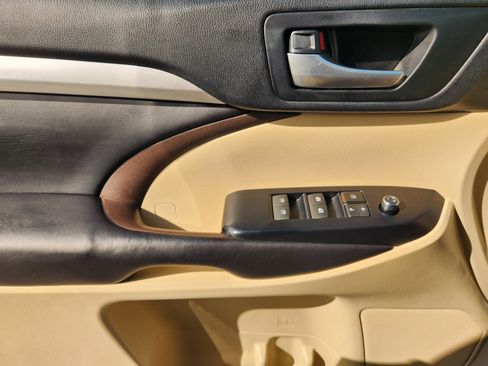 Used 2018 Toyota Highlander XLE image 29