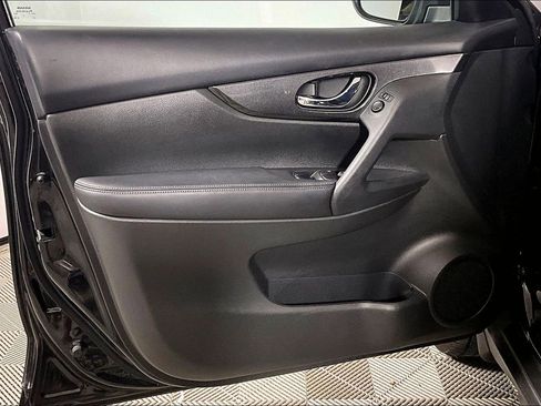 Used 2017 Nissan Rogue SV w/ SV Premium Package image 18