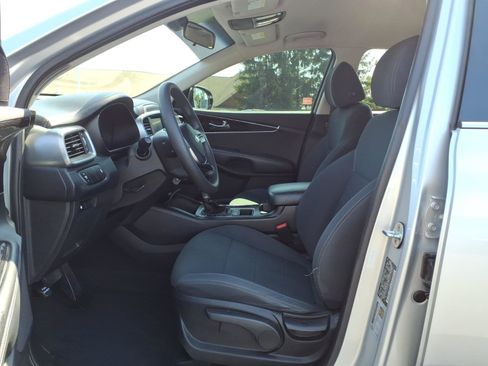 Used 2019 Kia Sorento L FWD image 13
