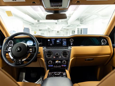 Certified 2025 Rolls-Royce Cullinan AWD/4WD image 33