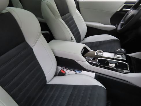 New 2025 Mitsubishi Outlander SE image 26