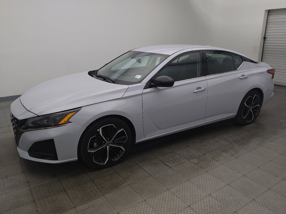 Used 2025 Nissan Altima 2.5 SR FWD image 2