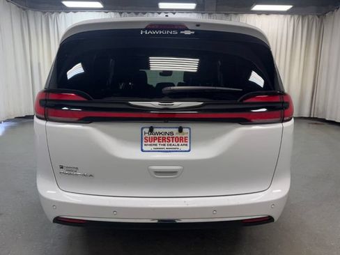 Used 2025 Chrysler Pacifica Select FWD image 5