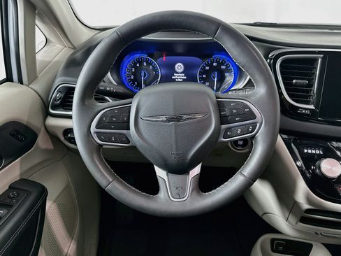 Used 2024 Chrysler Pacifica Touring-L FWD image 18