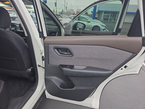 Used 2023 Nissan Rogue S image 14