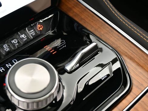 Used 2024 Jeep Grand Wagoneer Series III image 23