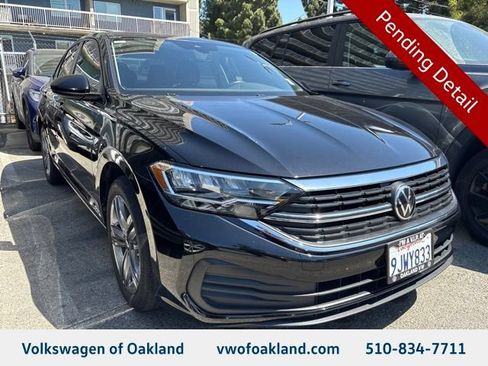 Used 2023 Volkswagen Jetta SE FWD image 1