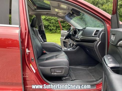 Used 2019 Toyota Highlander SE FWD image 17
