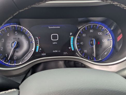 Used 2025 Chrysler Pacifica Select image 19