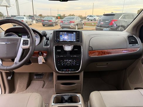 Used 2015 Chrysler Town & Country Touring w/ Driver Convenience Group image 21
