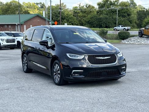 Used 2024 Chrysler Pacifica Limited FWD image 3
