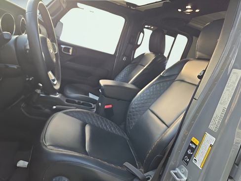Used 2023 Jeep Gladiator Overland AWD/4WD image 6