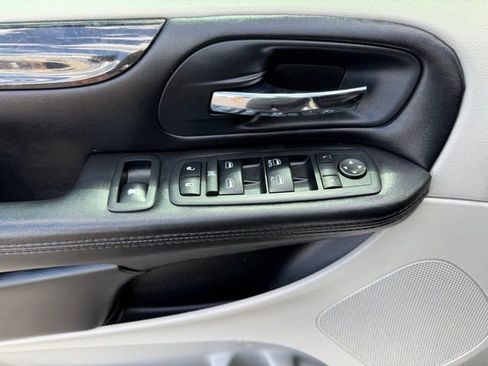 Used 2019 Dodge Grand Caravan SE w/ UConnect Hands-Free Group image 17