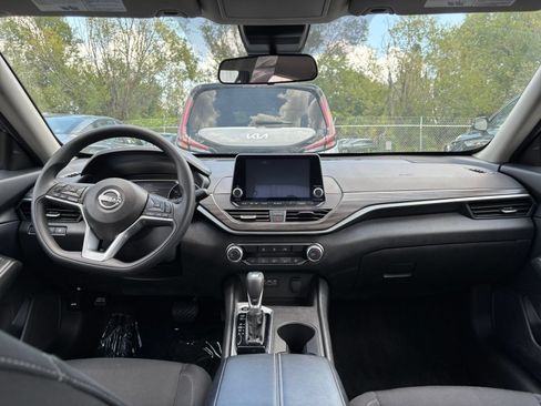 Used 2025 Nissan Altima 2.5 SV FWD image 32