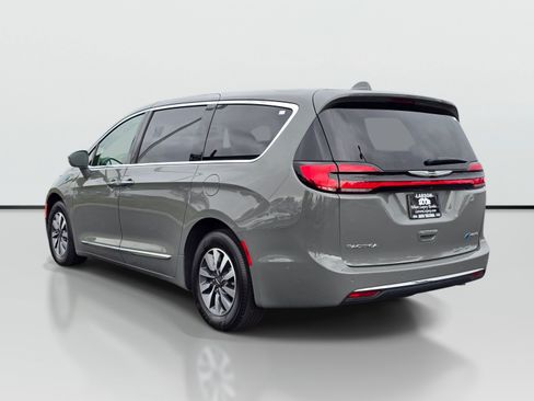 Used 2022 Chrysler Pacifica Limited FWD image 3