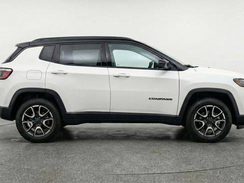 Used 2025 Jeep Compass Trailhawk AWD/4WD image 11