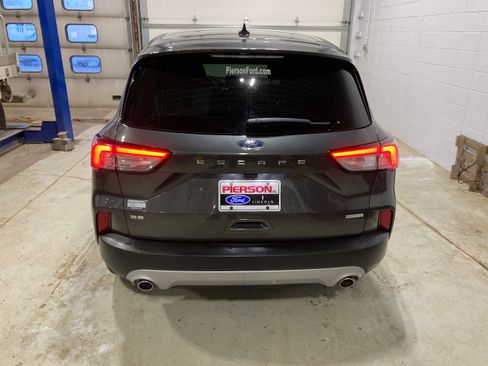 Used 2020 Ford Escape SE image 12