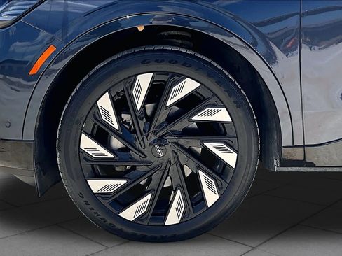 Used 2024 Lincoln Nautilus Reserve w/ Equipment Group 202A AWD/4WD image 10