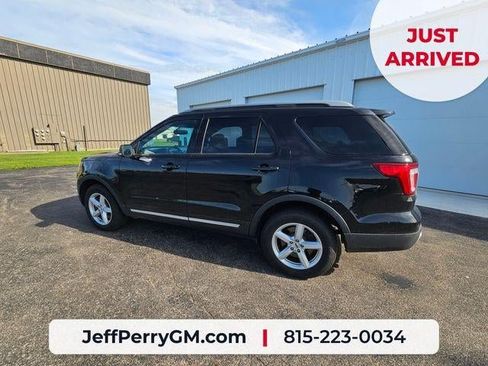 Used 2017 Ford Explorer XLT w/ Equipment Group 202A AWD/4WD image 13