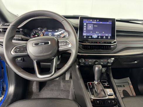 Used 2025 Jeep Compass Trailhawk AWD/4WD image 3