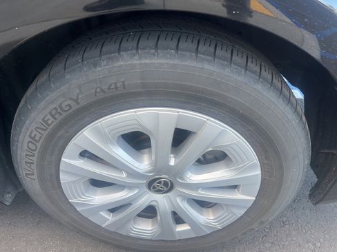 Used 2021 Toyota Prius LE image 7