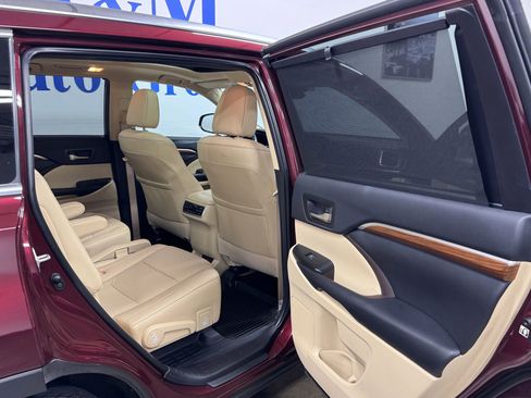 Used 2019 Toyota Highlander Limited Platinum image 17