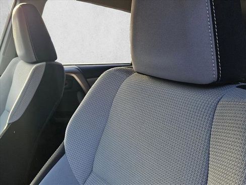 Used 2018 Toyota RAV4 LE AWD/4WD image 14