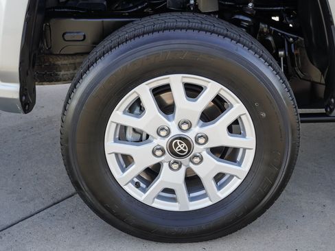 Certified 2024 Toyota Tacoma SR5 AWD/4WD image 11
