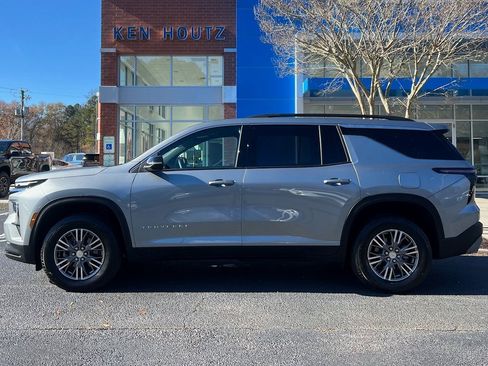 Used 2025 Chevrolet Traverse LT image 2